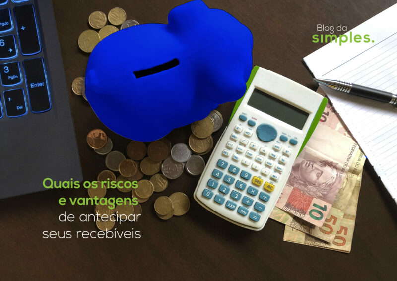 Cofre, dinheiro e calculadora sobre a mesa